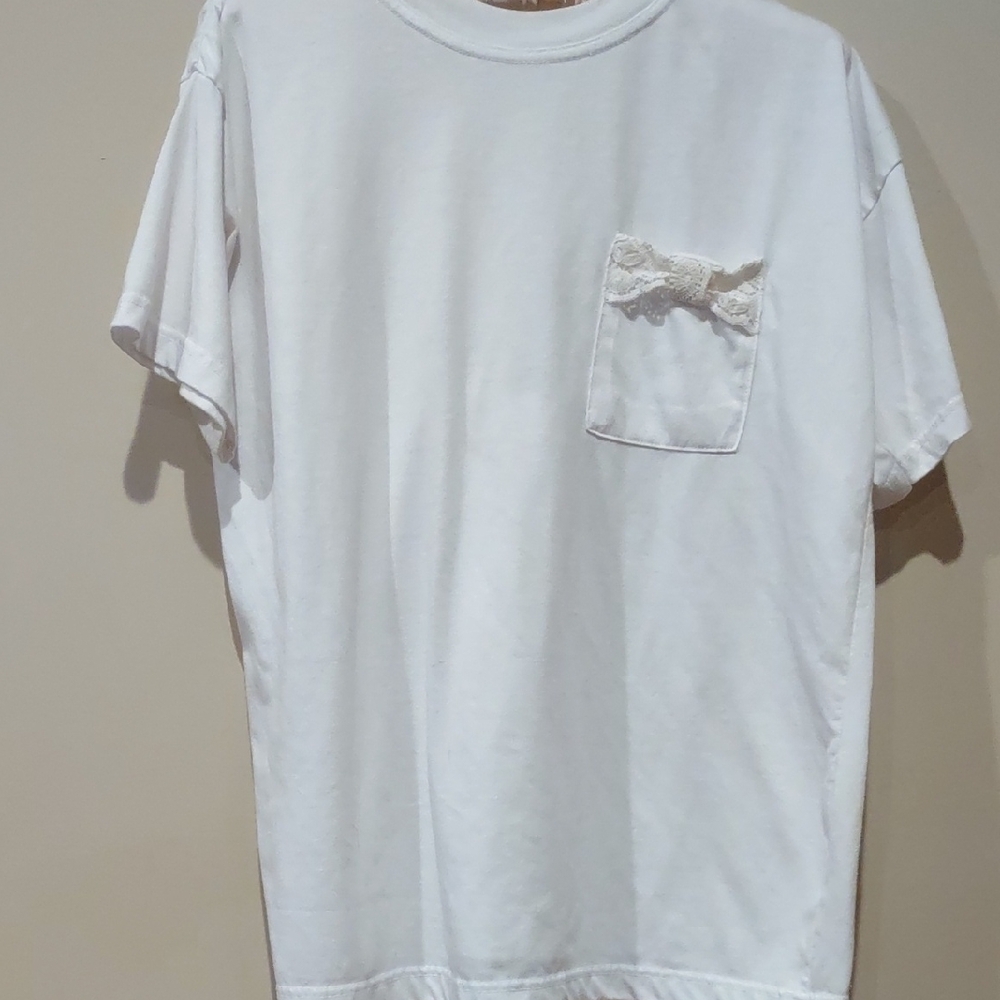 Classic White T-Shirt With Front Pocket And Crochet Bow Trim